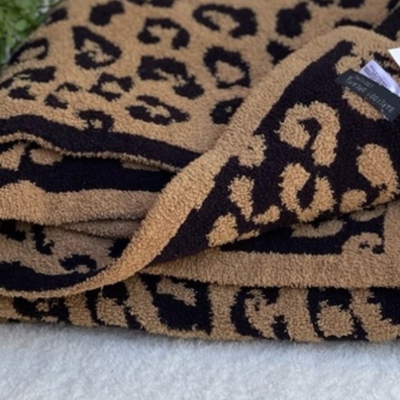 BAREFOOT DREAMS Midnight/ Camel Throw Blanket gently used 180 - Picture 8 of 12